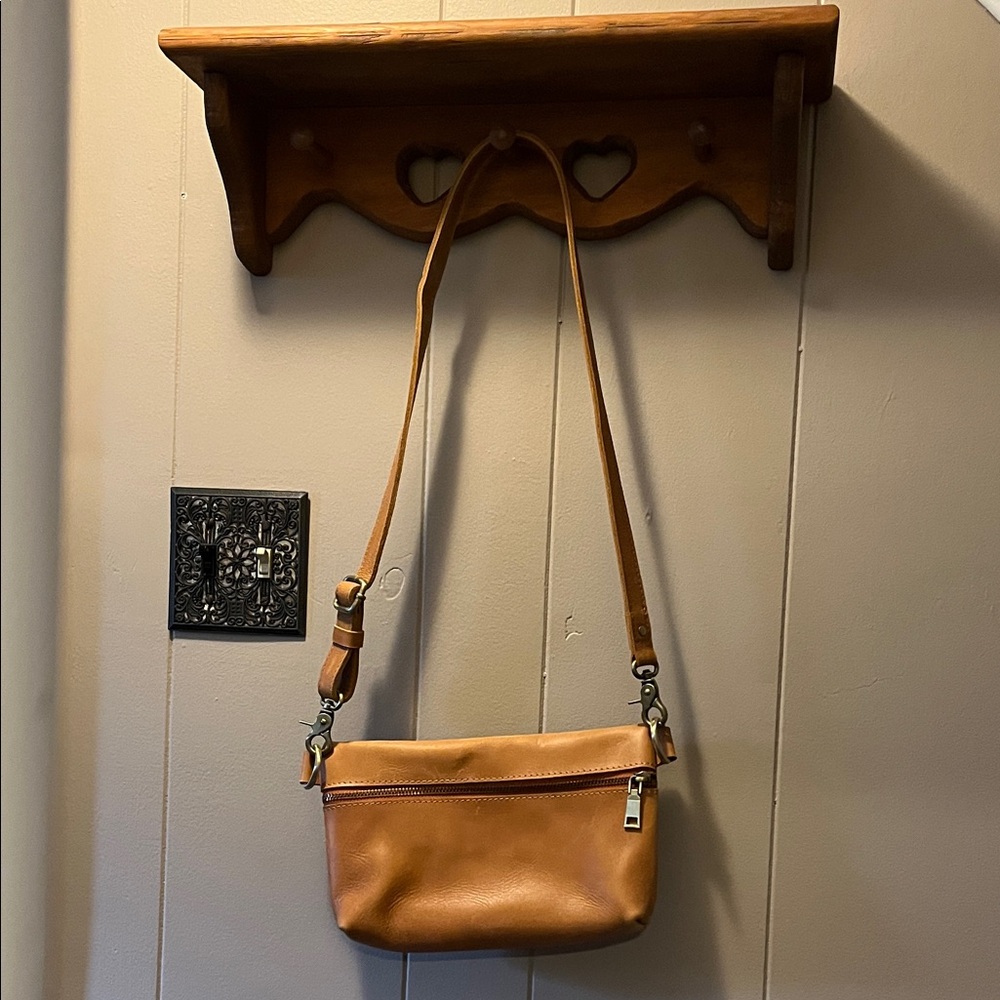 Zelaki Tan Leather Crossbody Bag